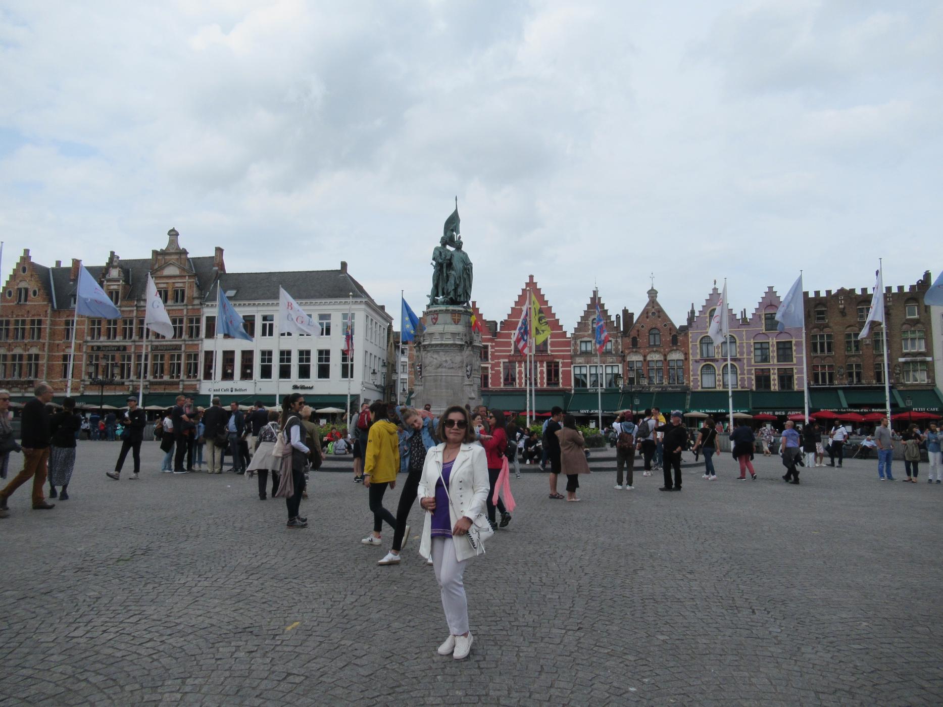 Click image for larger version  Name:	02- IMG_6577-Market Square in Bruges.JPG Views:	0 Size:	268.7 KB ID:	22022